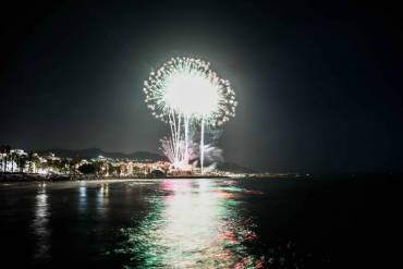 Masonry 3 columns 4 Fuegos Artificiales En Barco Sitges