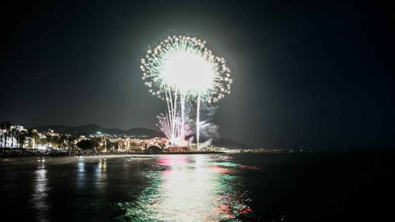 Fuegos Artificiales En Barco Sitges